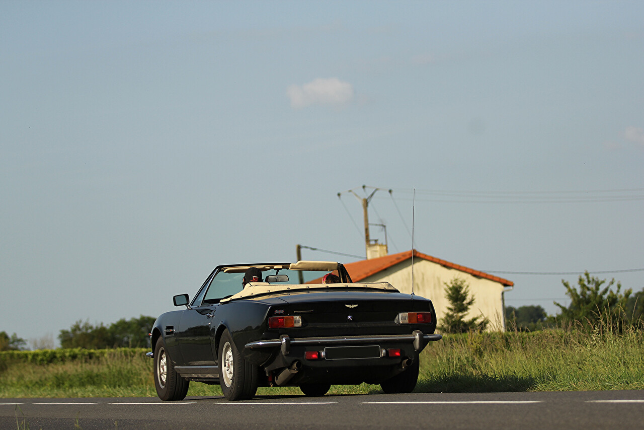 Aston Martin V8 Volante