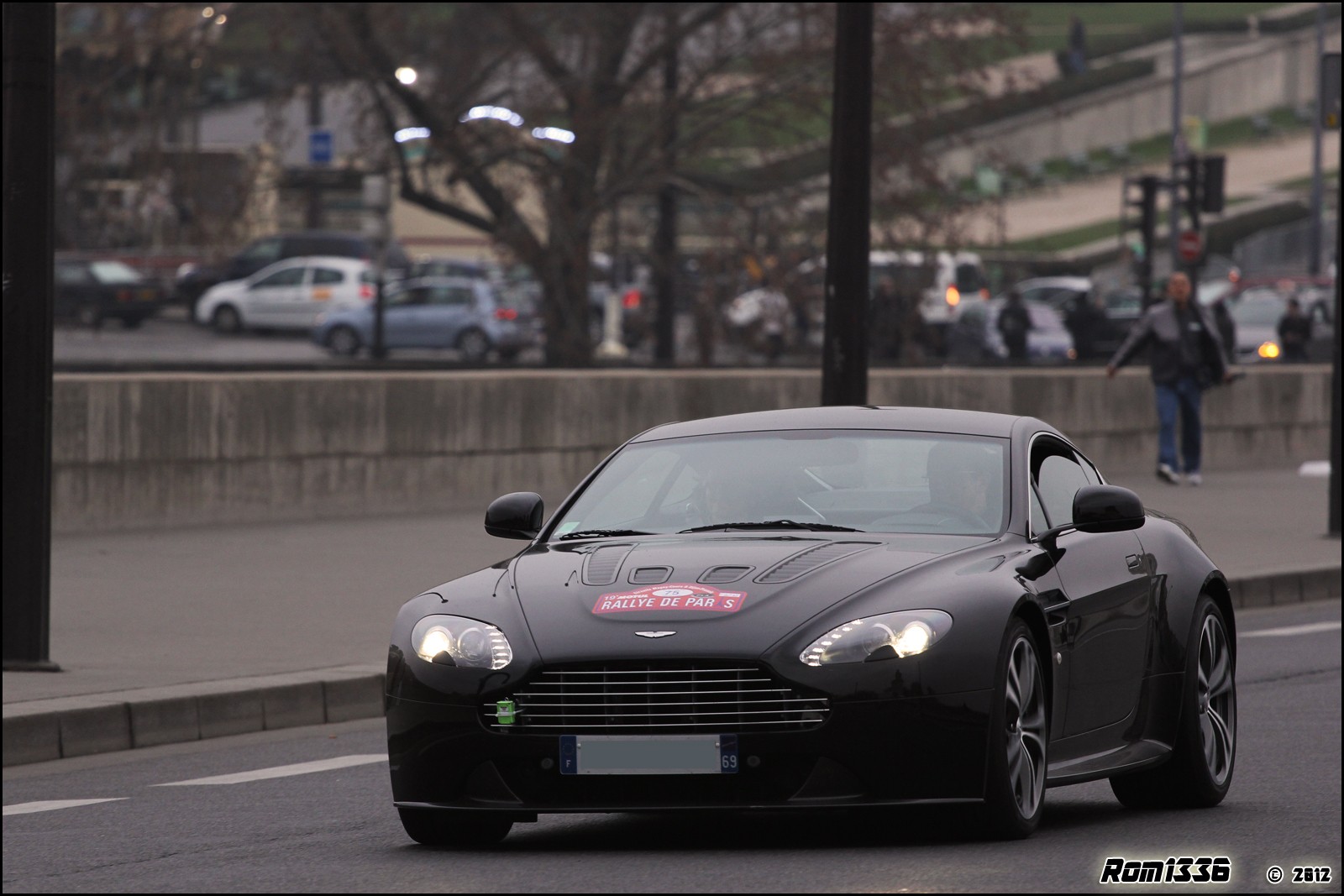 Aston Martin V12 Vantage - 03 - Rallye de Paris - Galerie de Rom1336