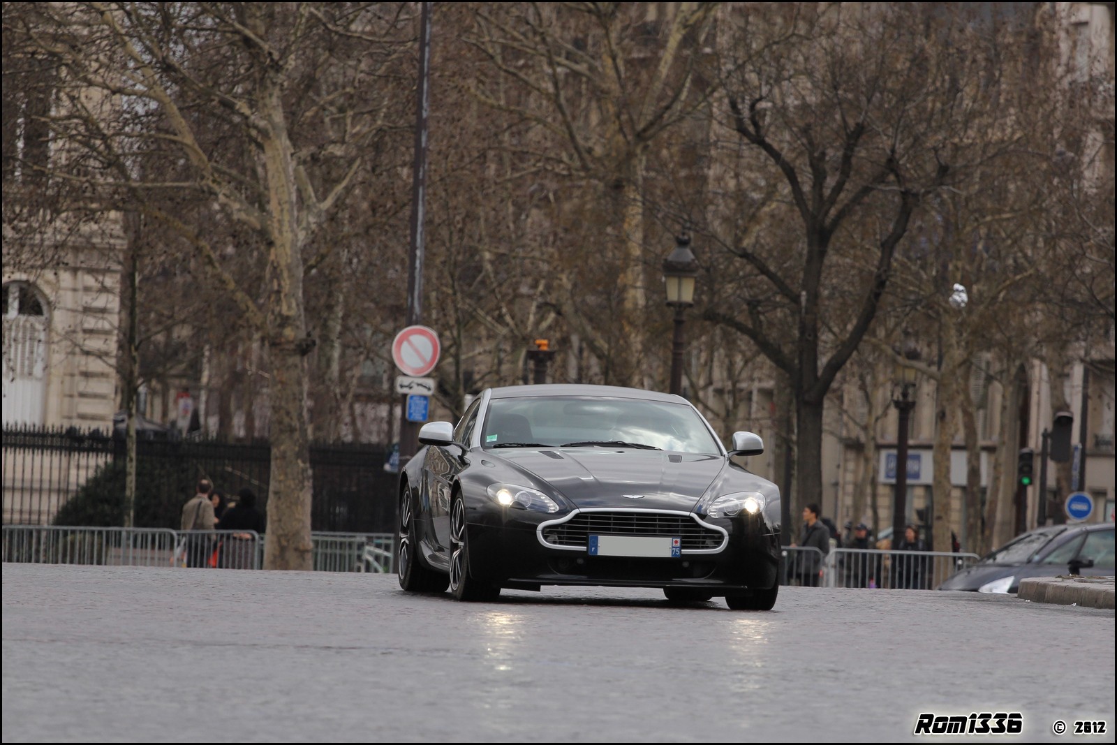 Aston Martin V8 Vantage - 03 - Spotting Paris - Galerie de Rom1336