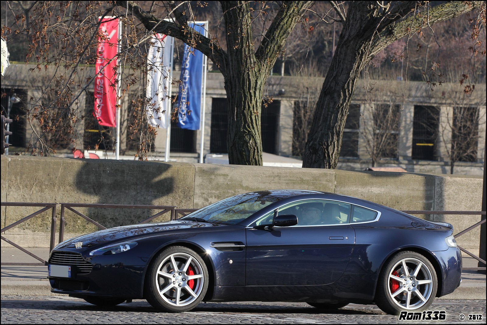 Aston Martin V8 Vantage - 03 - Spotting Paris - Galerie de Rom1336