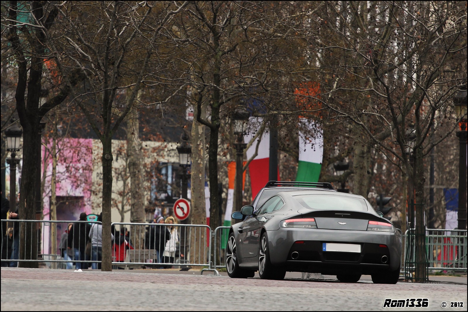 Aston Martin V12 Vantage - 01 - Spotting Paris - Galerie de Rom1336