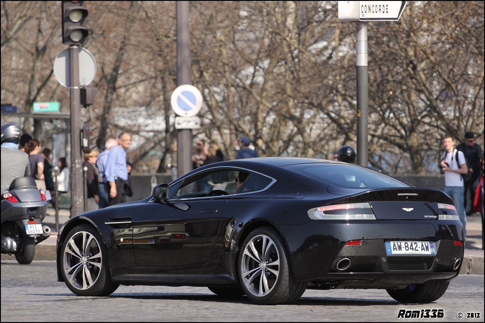 Aston Martin V12 Vantage - 03 - Spotting Paris - Galerie de Rom1336