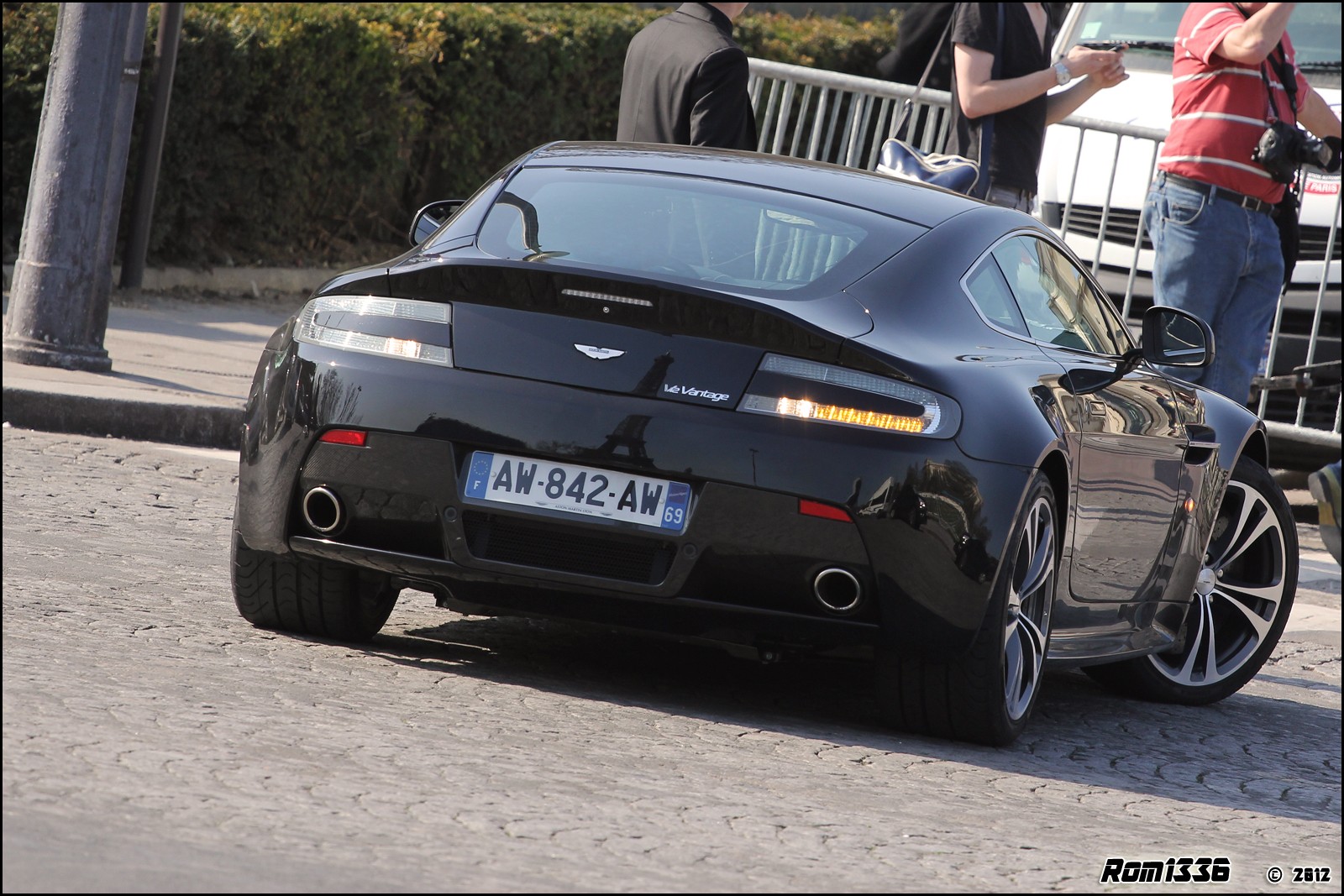 Aston Martin V12 Vantage - 03 - Spotting Paris - Galerie de Rom1336