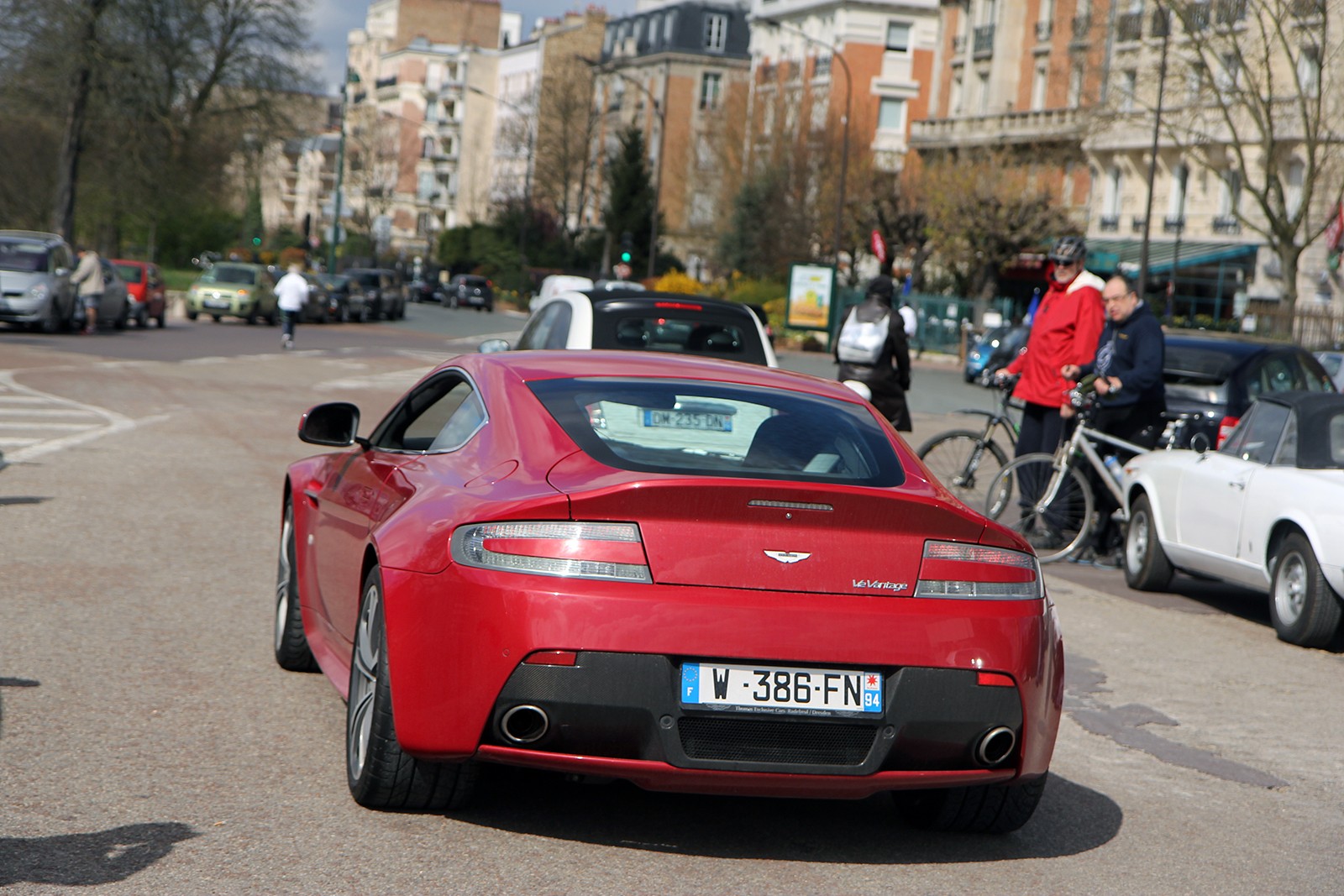 Aston Martin V12 Vantage - 04 - Vincennes en Anciennes - Galerie de Rom1336