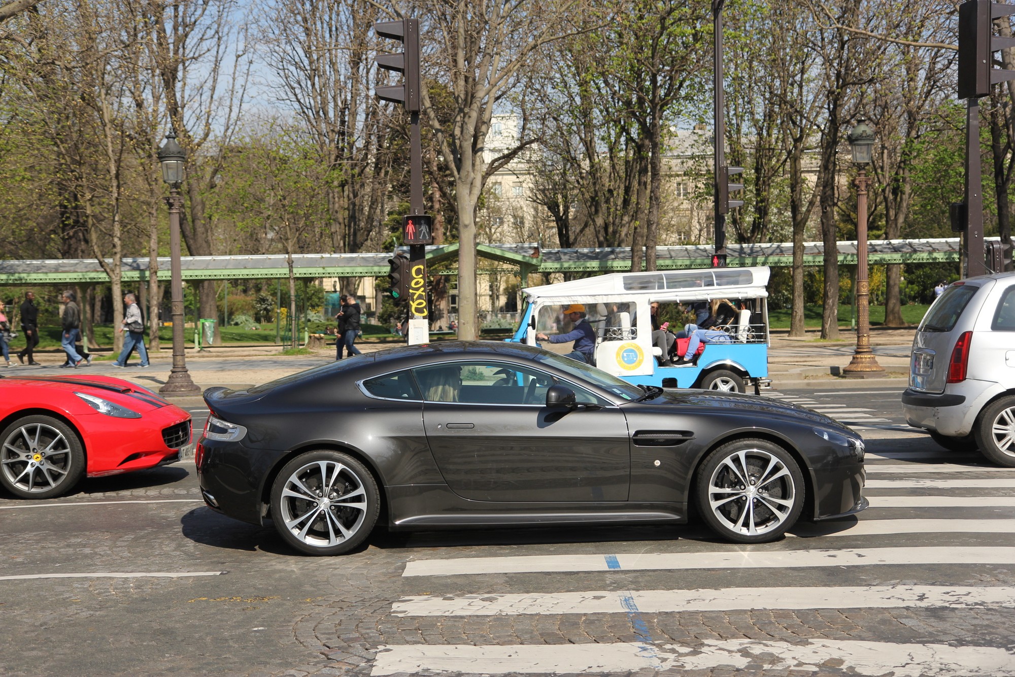 Aston Martin V12 Vantage - Spotting Paris - Galerie de Rom1336