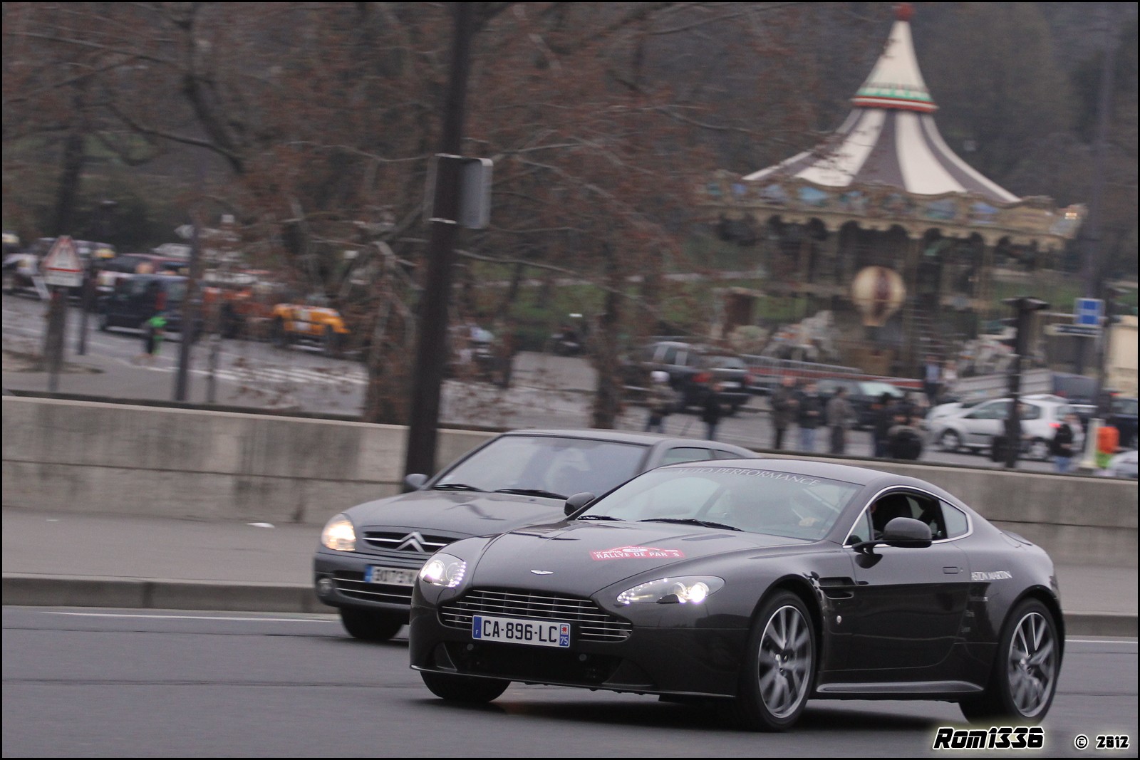 Aston Martin V8 Vantage S - 03 - Rallye de Paris - Galerie de Rom1336